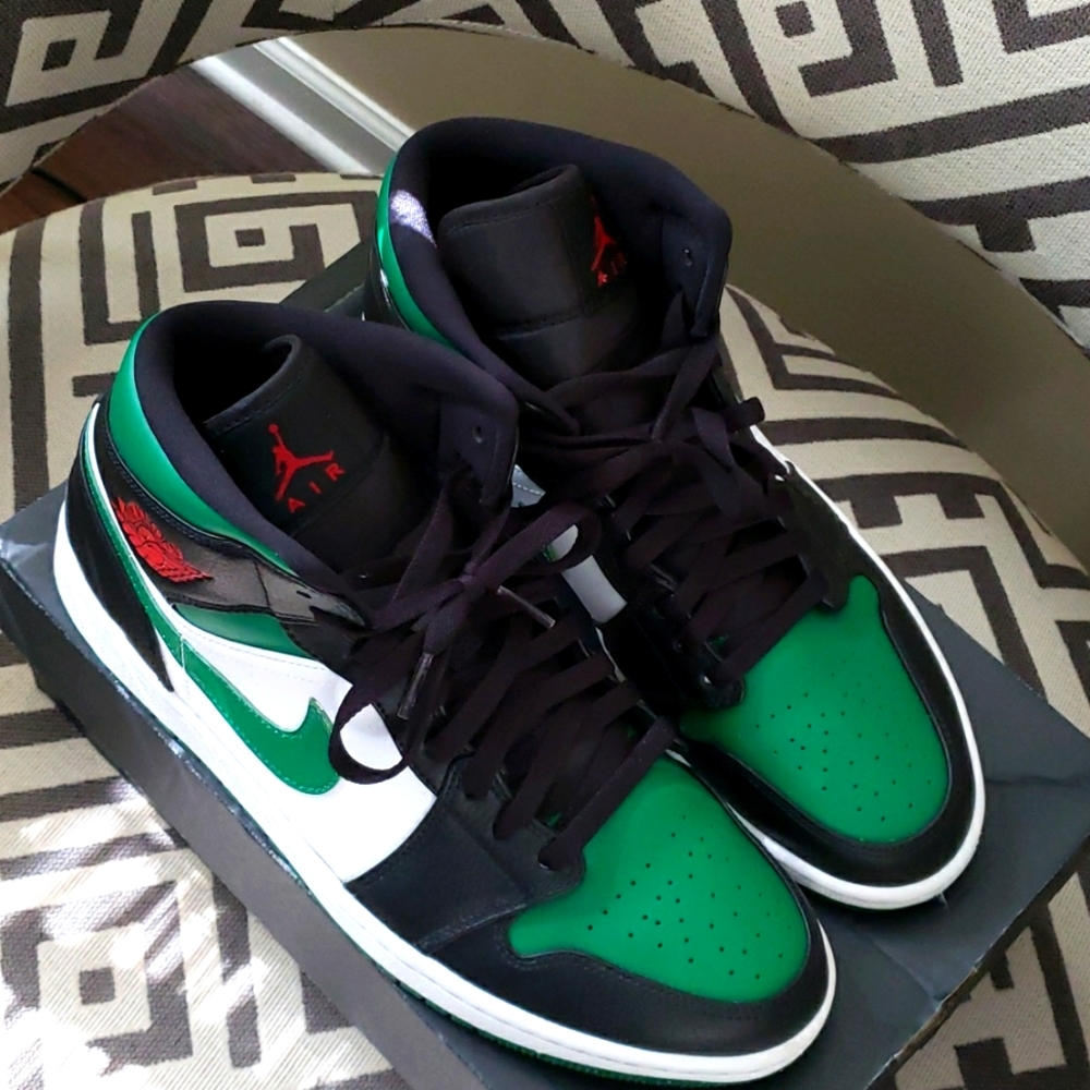Nike Air Jordan 1 Mid 'Pine Green'